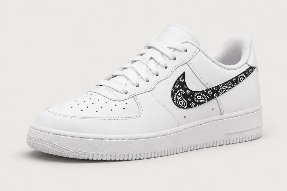 Air Force 1 Paisley Swoosh coloris noir, vue de trois quarts